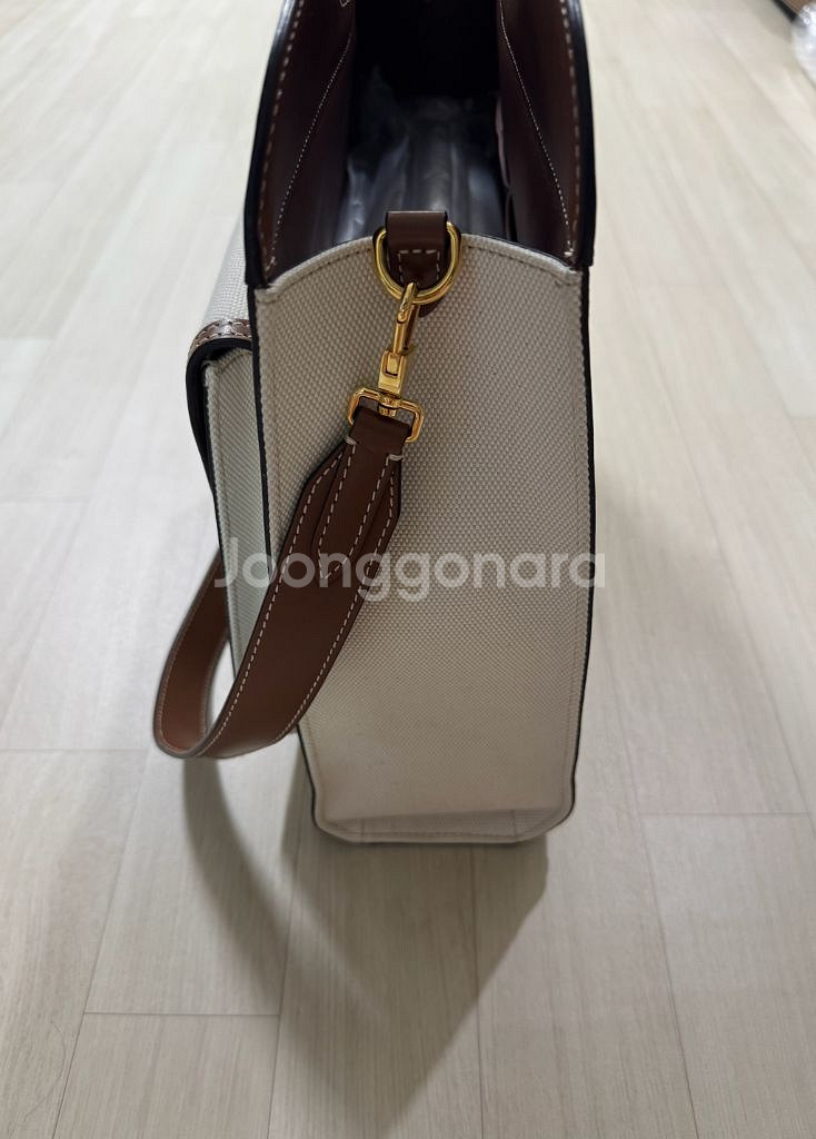 버버리 투톤 캔버스 포켓백 미디움사이즈 판매합니다.--3