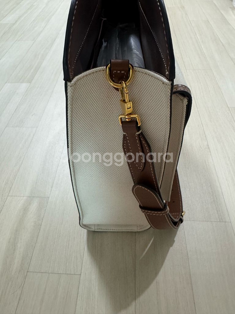 버버리 투톤 캔버스 포켓백 미디움사이즈 판매합니다.--2