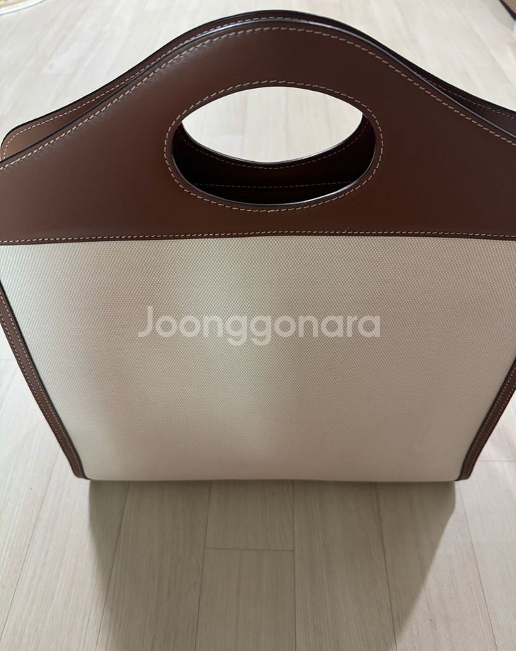 버버리 투톤 캔버스 포켓백 미디움사이즈 판매합니다.--1