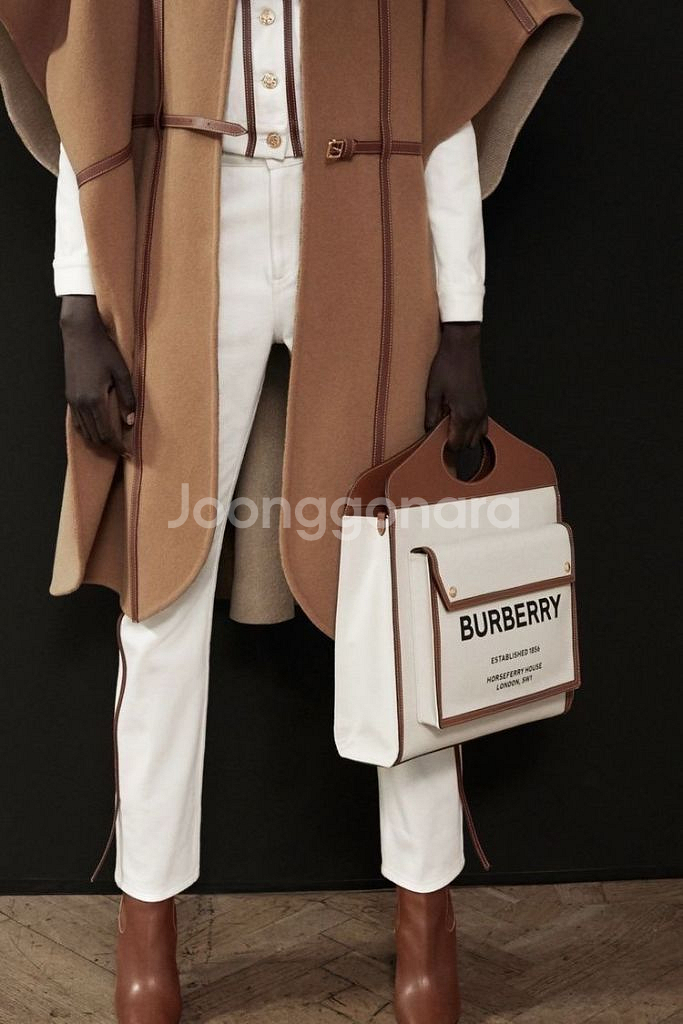 버버리 투톤 캔버스 포켓백 미디움사이즈 판매합니다.--6