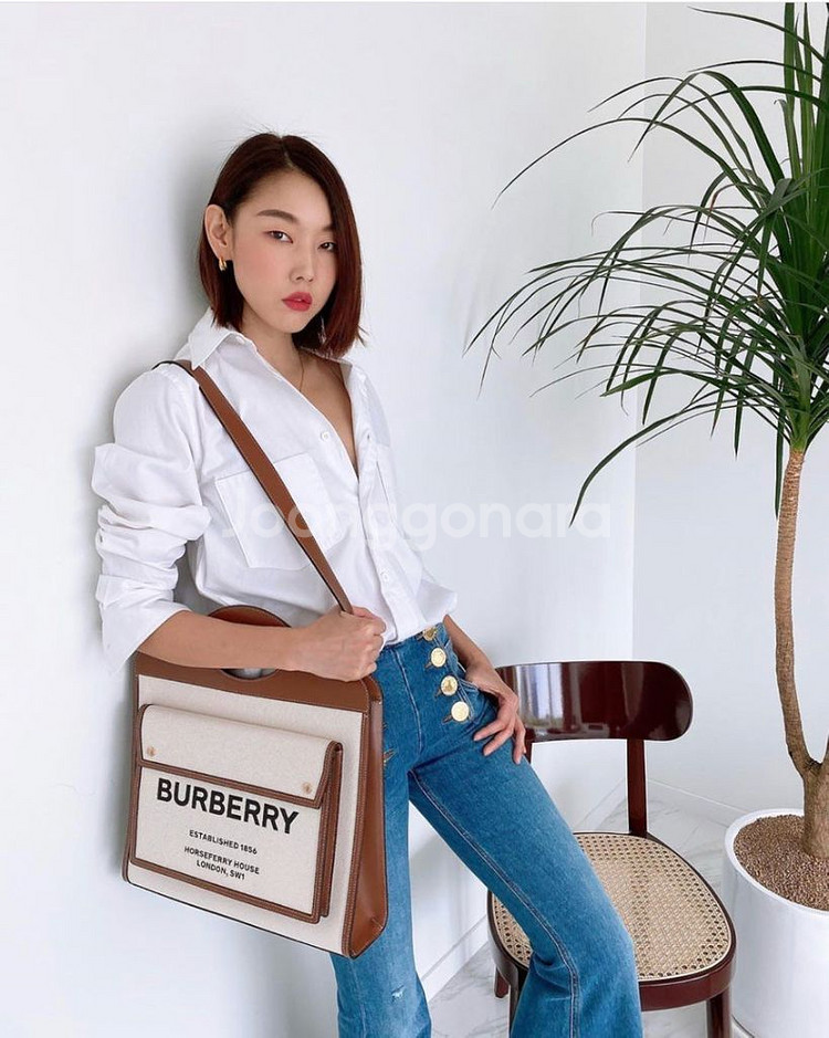 버버리 투톤 캔버스 포켓백 미디움사이즈 판매합니다.--7