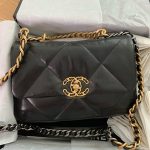 샤넬19블랙 금장 미듐 새상품 수준