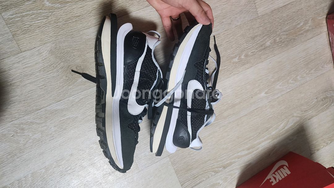 나이키 사카이 블랙화이트 황금사이즈 255 극미중고--3