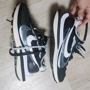 나이키 사카이 블랙화이트 황금사이즈 255 극미중고