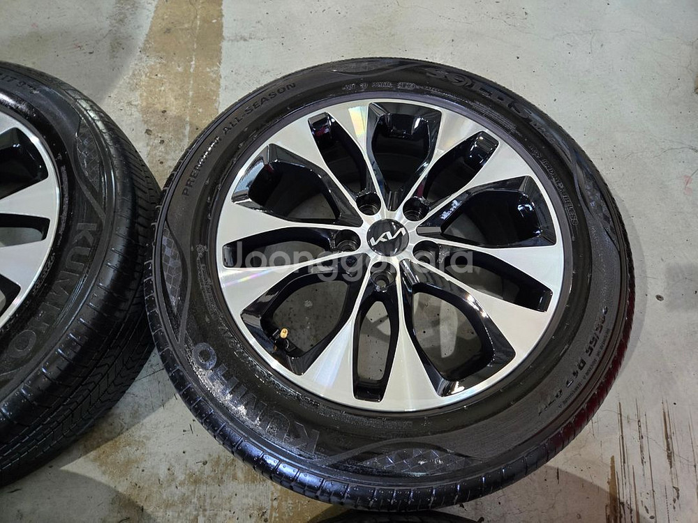 K8 17인치 다이아컷팅 순정 휠타이어 판매합니다--2