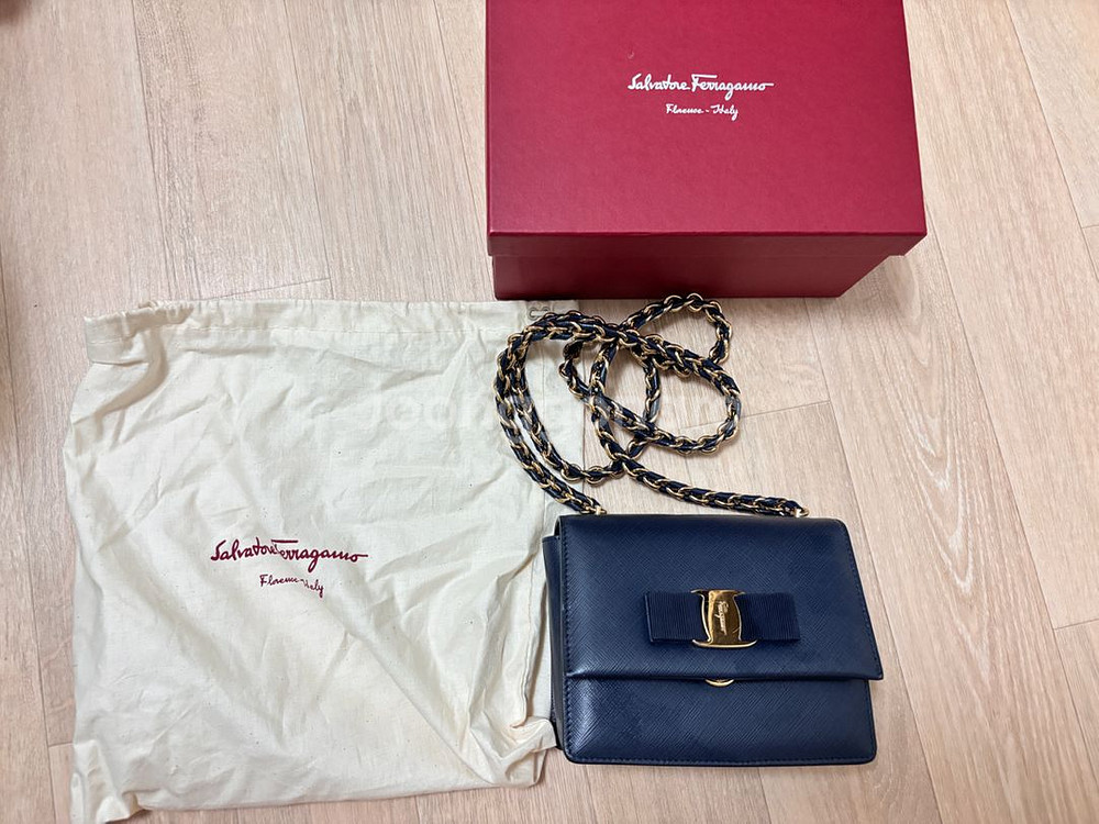 페라가모 지니백 미니 사이즈 네이비색상--0
