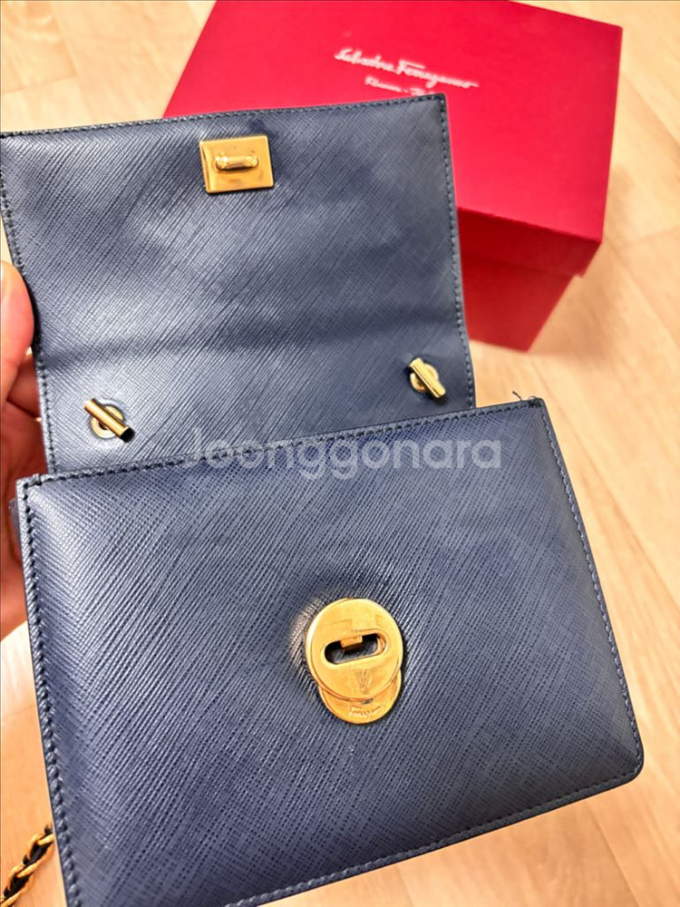 페라가모 지니백 미니 사이즈 네이비색상--1