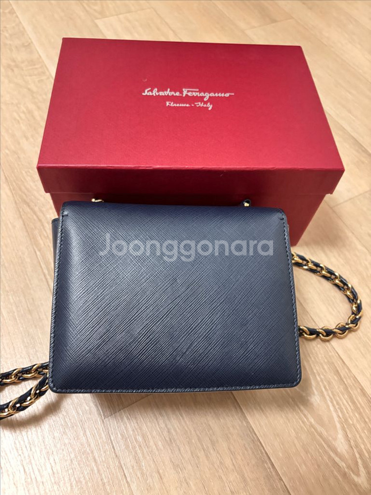 페라가모 지니백 미니 사이즈 네이비색상--3
