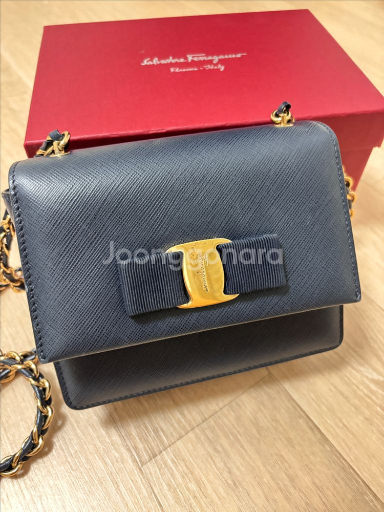 페라가모 지니백 미니 사이즈 네이비색상--4