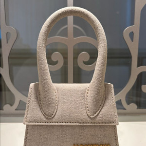 자크뮈스 르 치키토 미니 크로스백 라이트 그레이지 금장