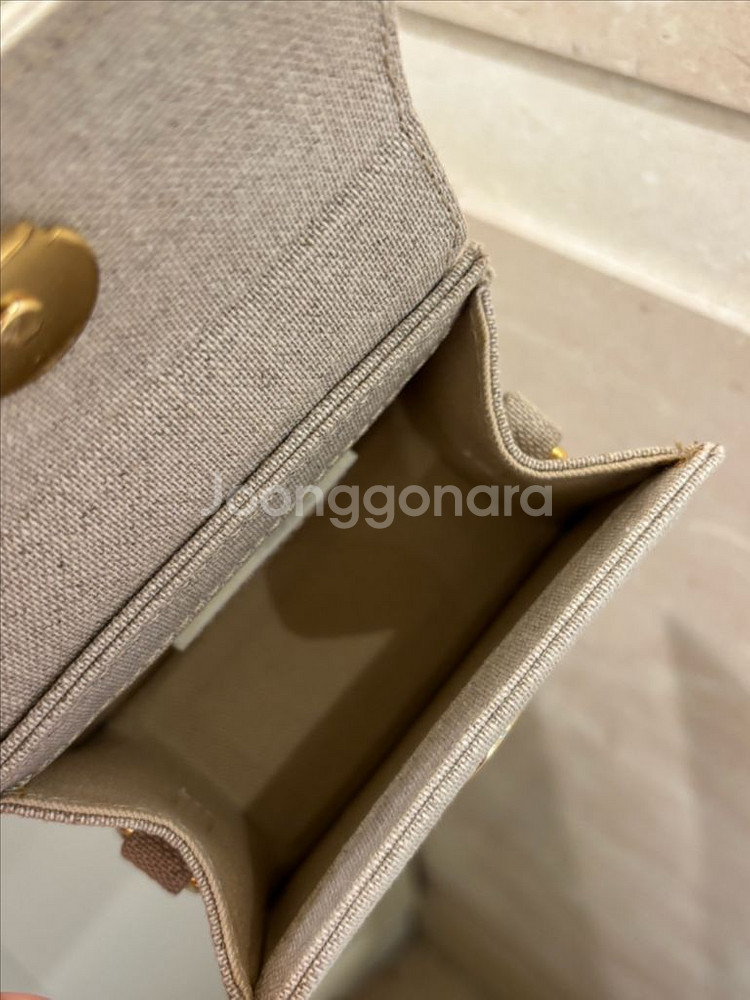 자크뮈스 르 치키토 미니 크로스백 라이트 그레이지 금장--2