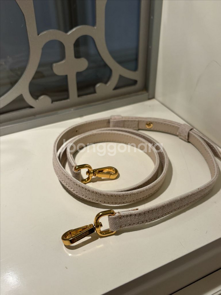 자크뮈스 르 치키토 미니 크로스백 라이트 그레이지 금장--3