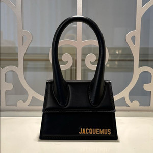 자크뮈스 르 치키토 시그니쳐 미니 크로스백 블랙 금장