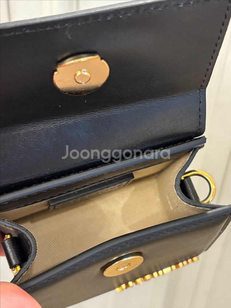 자크뮈스 르 치키토 시그니쳐 미니 크로스백 블랙 금장--2