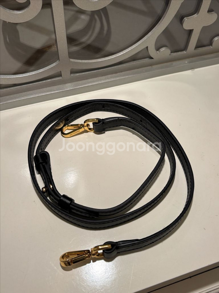 자크뮈스 르 치키토 시그니쳐 미니 크로스백 블랙 금장--3