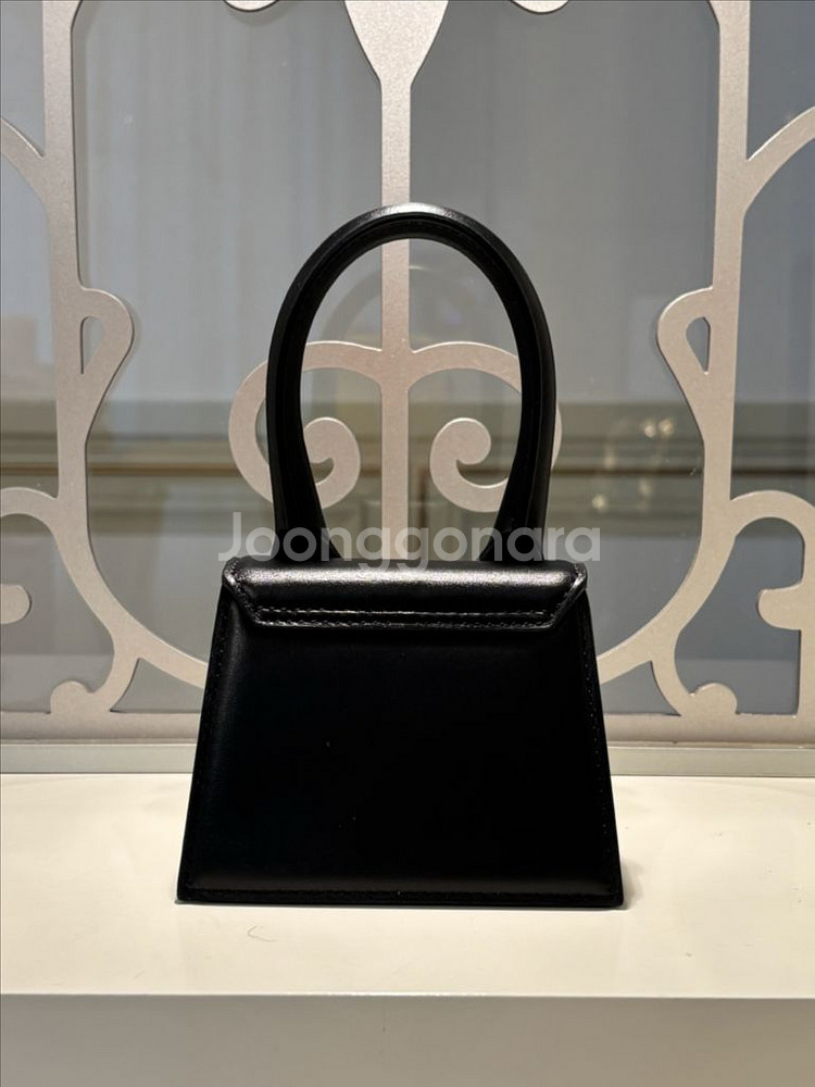 자크뮈스 르 치키토 시그니쳐 미니 크로스백 블랙 금장--1