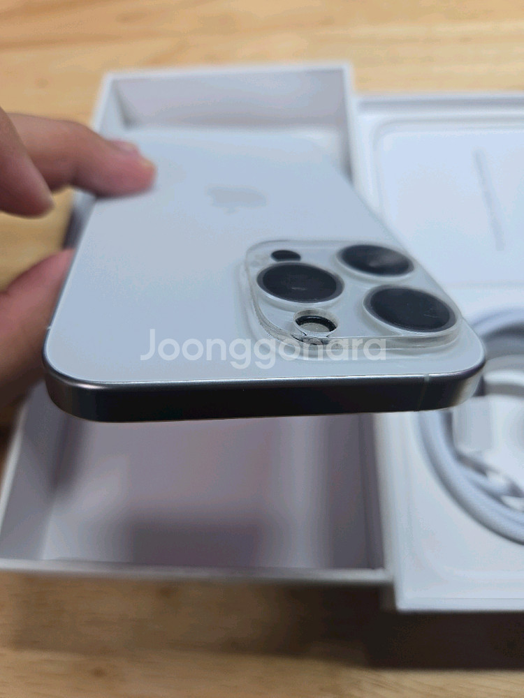 아이폰15프로맥스 512gb 화이트 팝니다.--4