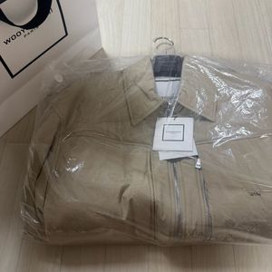 우영미 나일론 패디드 점퍼 베이지 새상품 판매합니다.