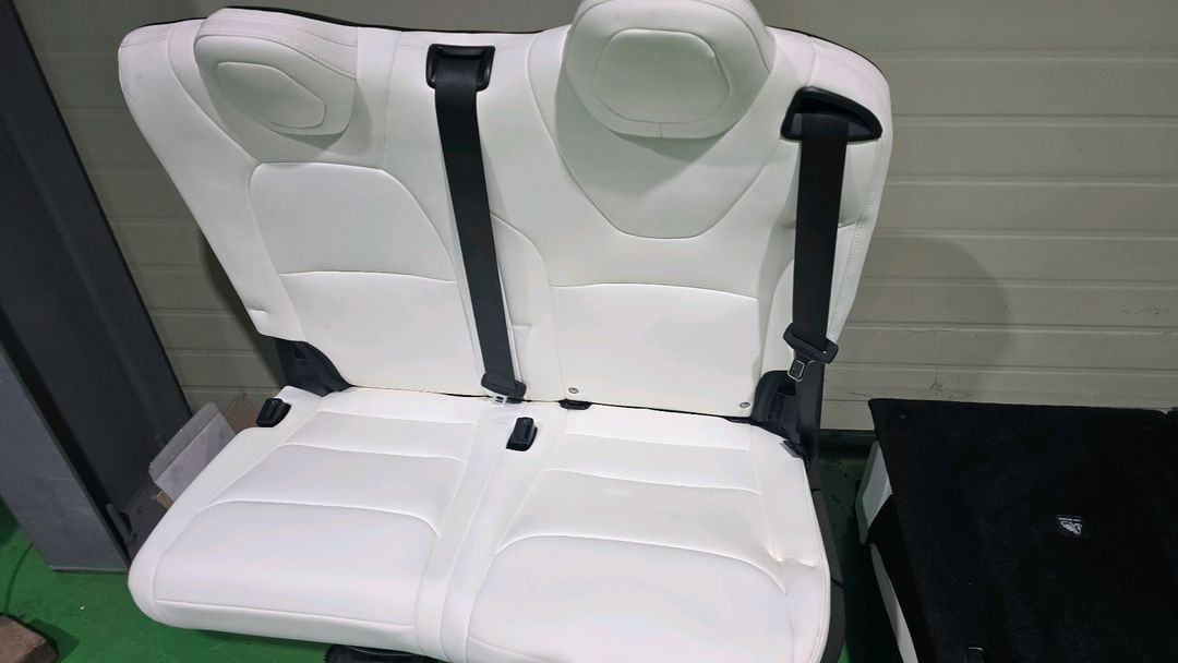 테슬라 모델X 시트(2/3열) 화이트 이미지