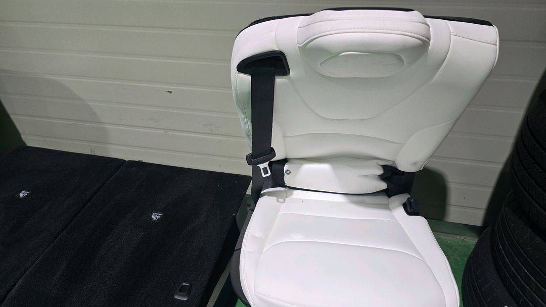 테슬라 모델X 시트(2/3열) 화이트 이미지