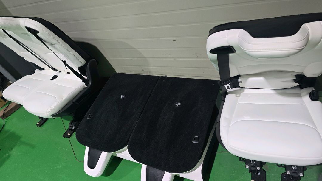 테슬라 모델X 시트(2/3열) 화이트 이미지