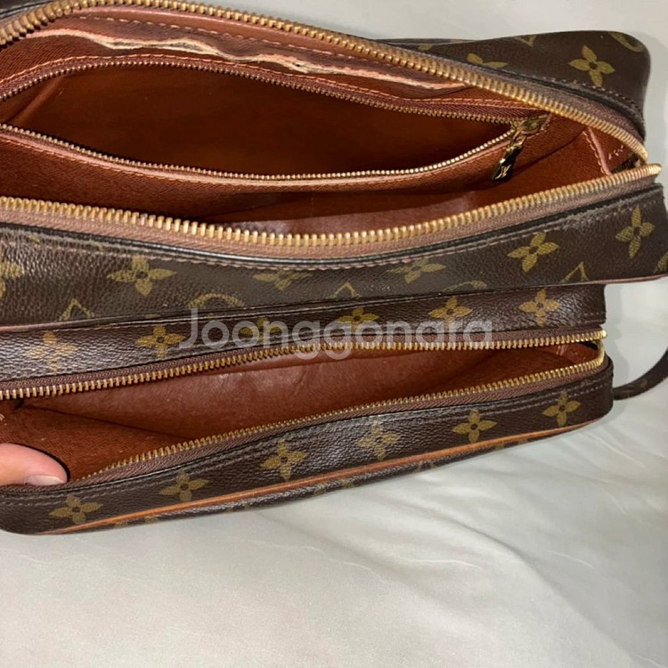 루이비통 닐 크로스백--2