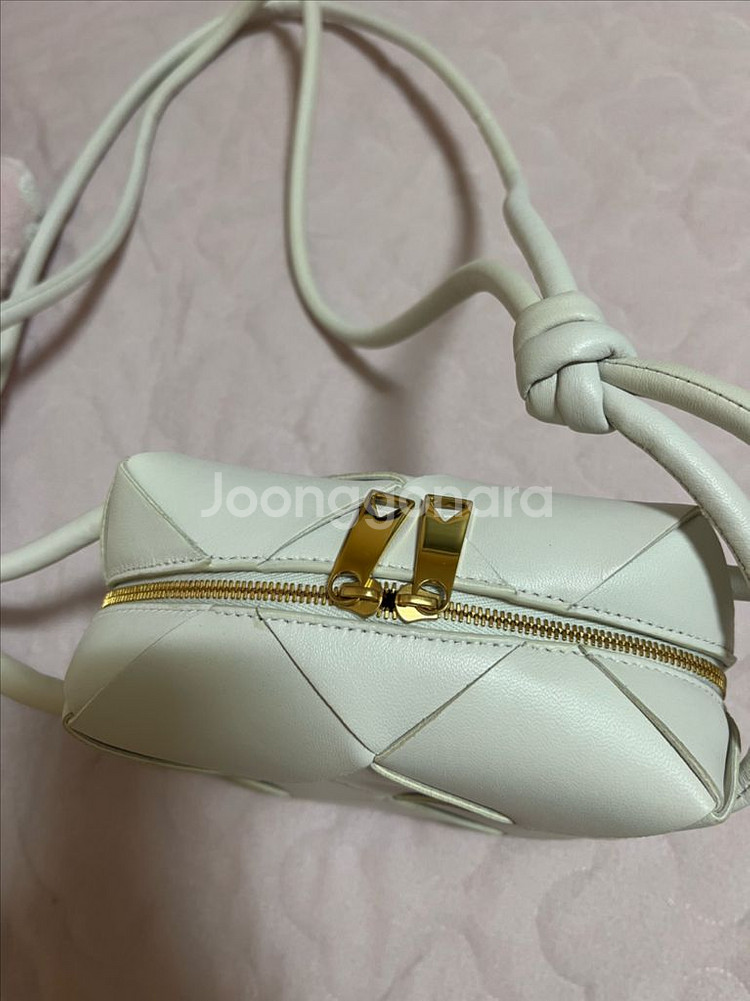 보테가베네타 미니 카세트 카메라백 화이트 새상품--3