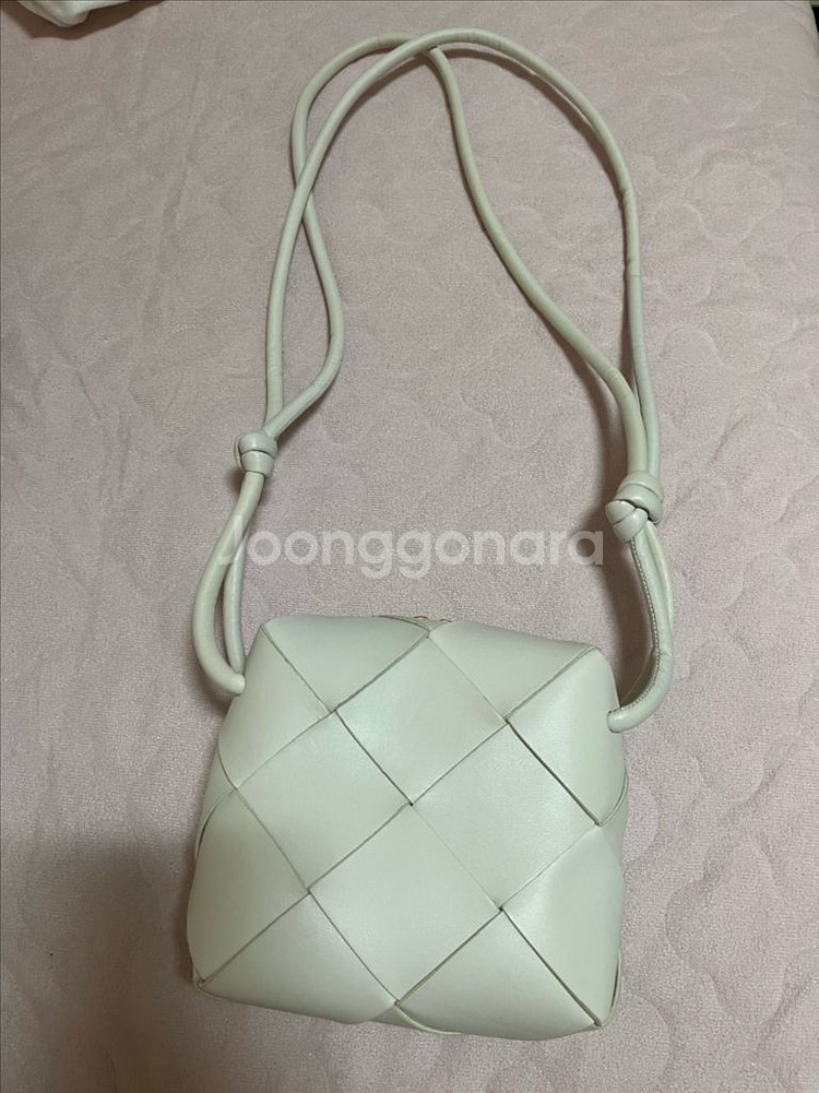 보테가베네타 미니 카세트 카메라백 화이트 새상품--2