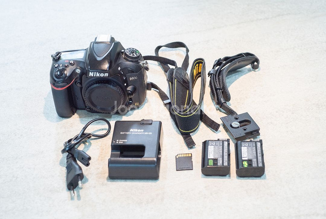 니콘 D600 바디 판매 (약 7만컷)--0