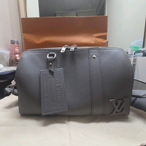 루이비통 에어로그램 시티키폴 시즌컬러입니다.