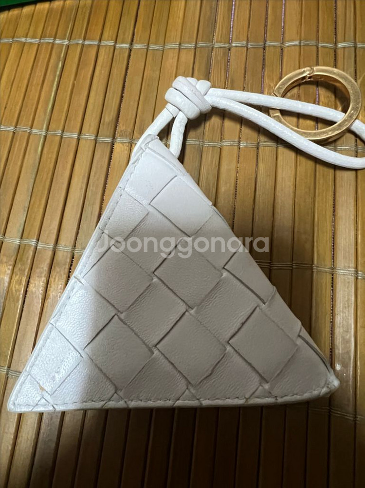 보테가베네타 삼각 키홀더 팝니다--1