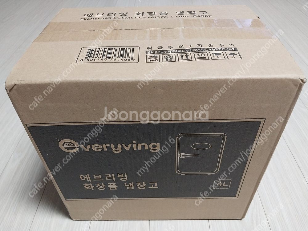 에브리빙 미니냉장고 화장품 냉장고 4L 팝니다. (4만--0