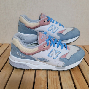 뉴발란스 1600 마쉬멜로우 운동화 255