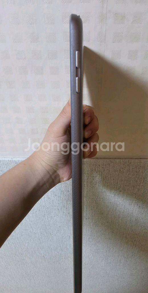 아이패드 6세대 32기가 wifi 와 충전기 팝니다--1
