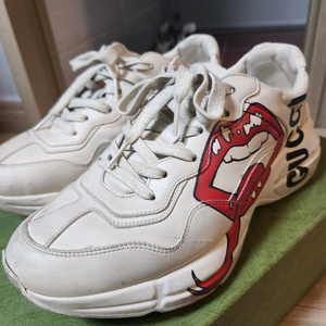 구찌 라이톤 더티 립로고 스니커즈 275