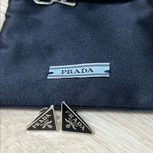 정품 PRADA 프라다스말토삼각로고귀걸이