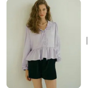 새상품 모어댄라이크 레이스업 러플 블라우스 퍼플 화이트
