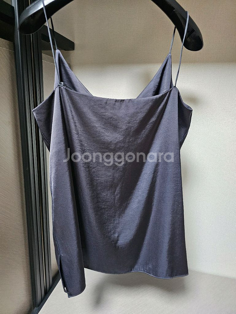 한섬 더캐시미어 브이넥 슬릿 슬리브리스 탑 82사이즈--2