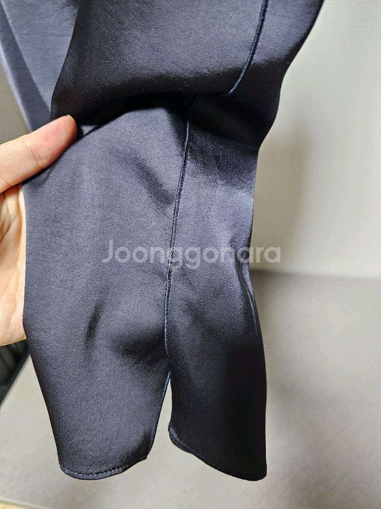 한섬 더캐시미어 브이넥 슬릿 슬리브리스 탑 82사이즈--3