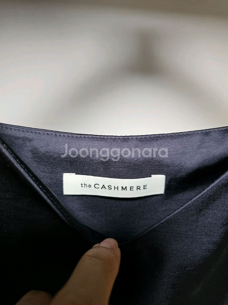 한섬 더캐시미어 브이넥 슬릿 슬리브리스 탑 82사이즈--1