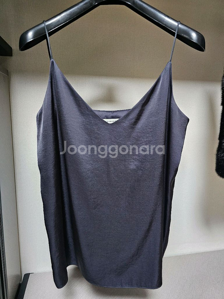 한섬 더캐시미어 브이넥 슬릿 슬리브리스 탑 82사이즈--0