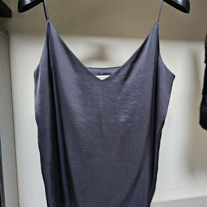 한섬 더캐시미어 브이넥 슬릿 슬리브리스 탑 82사이즈