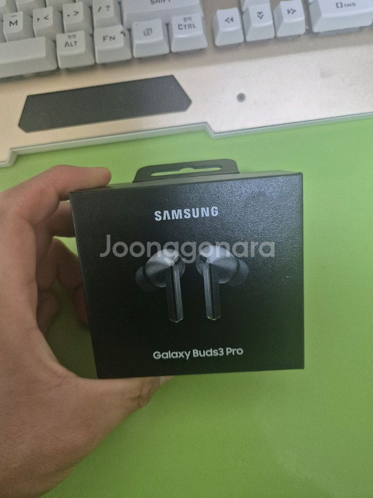 버즈3프로 실버 풀박스 판매합니다.--1