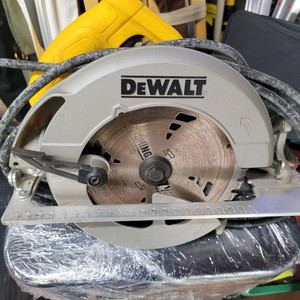 디월트 원형톱 DWE575 모델