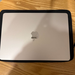 맥북에어 m2 램16GB256GB 13인치 신품급. 스