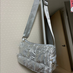 실버 퀄팅 크로스백