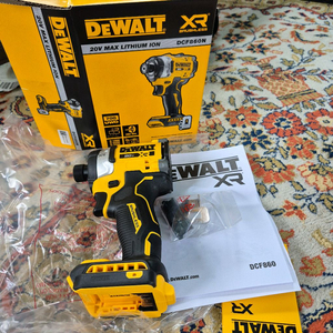 디월트 플러그쉽 dcf860 임팩드라이버입니다