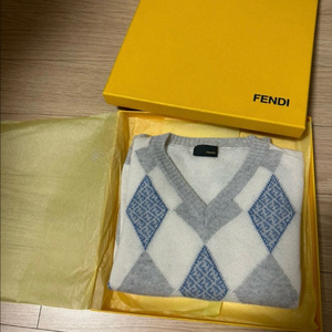 FENDI 펜디 키즈니트 사이즈 100-110정도