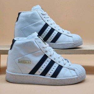 아디다스 슈퍼스타 업미드220