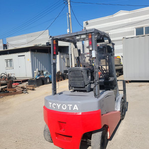 2.5톤 도요타 자동발 좌식 전동지게차